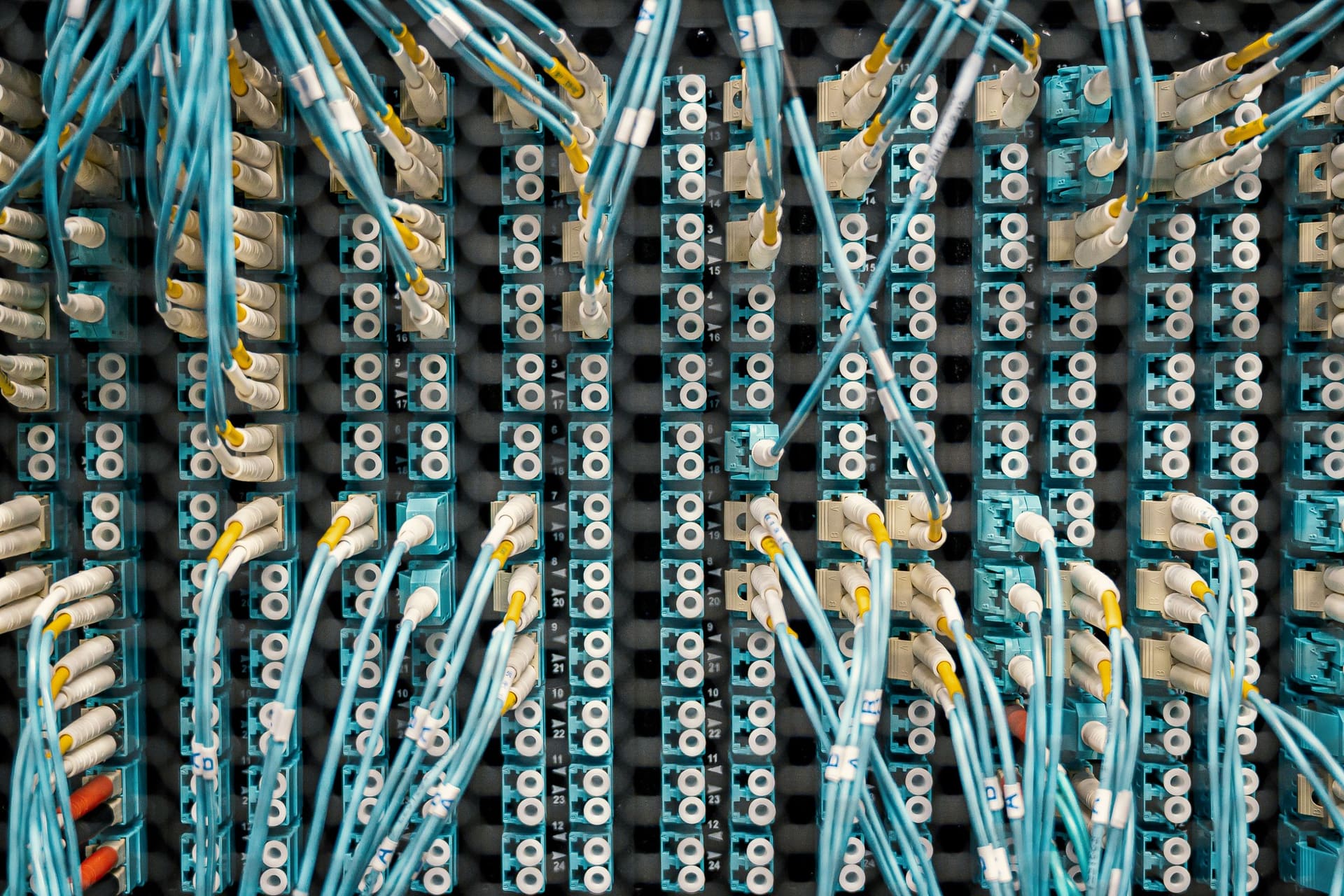 Glasfaser-Patchpanel mit strukturierter Verkabelung