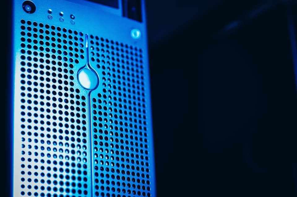 Nahaufnahme eines Tower-Servers mit Sicherheitsverschluss in blauem Licht