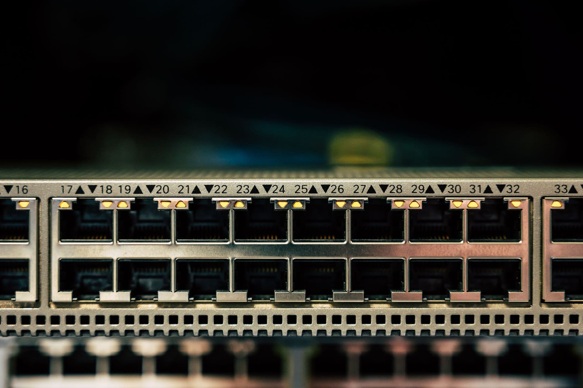 Frontalansicht eines Enterprise-Netzwerk-Switches mit aktiven Port-LEDs