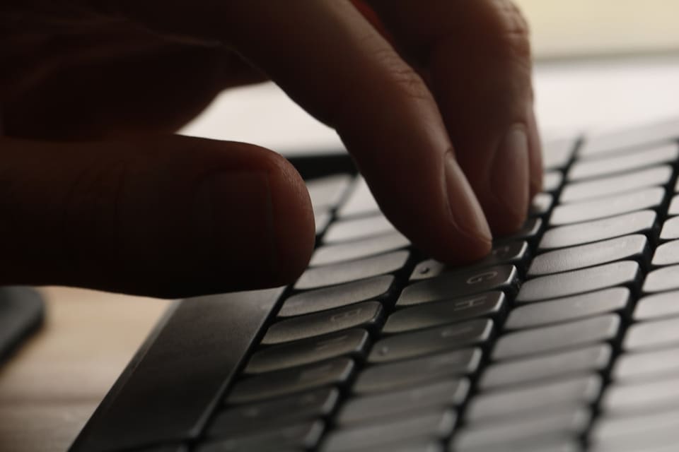 Hände an einer Tastatur während der Bearbeitung einer Support-Anfrage